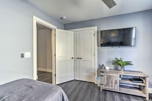 Chic Getaway With Hot Tub - Half-mi To Beach!