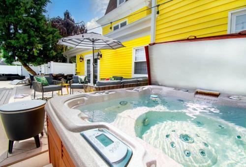Gorgeous Historic Victorian With 8 Bedroom/4 Baths
