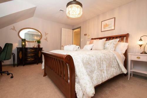 Gorgeous Historic Victorian With 8 Bedroom/4 Baths