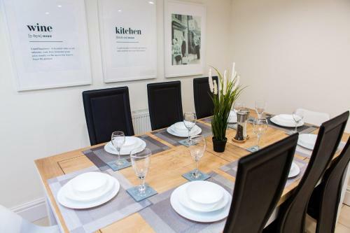 High Peak Place - Spacious Whaley Bridge Townhouse