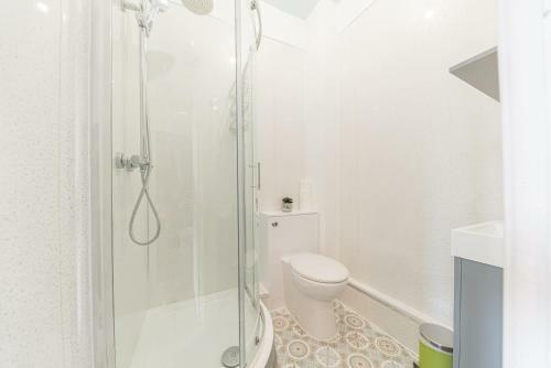 Central Location 5 Private Ensuite Bedrooms Great For Work Or Play