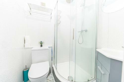 Central Location 5 Private Ensuite Bedrooms Great For Work Or Play