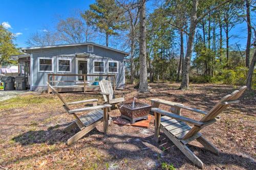 Sunny Oak Island Retreat - 3 Blocks To Beach!