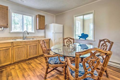 Sunny Oak Island Retreat - 3 Blocks To Beach!