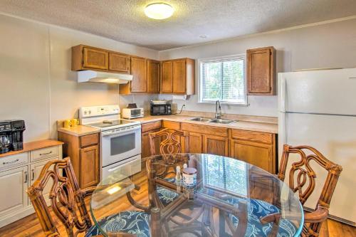 Sunny Oak Island Retreat - 3 Blocks To Beach!
