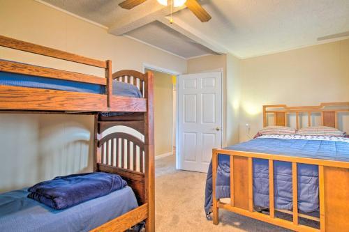 Sunny Oak Island Retreat - 3 Blocks To Beach!