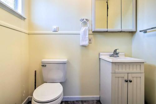 Sunny Oak Island Retreat - 3 Blocks To Beach!