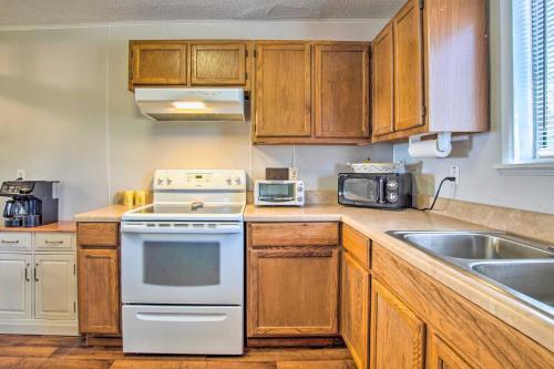 Sunny Oak Island Retreat - 3 Blocks To Beach!