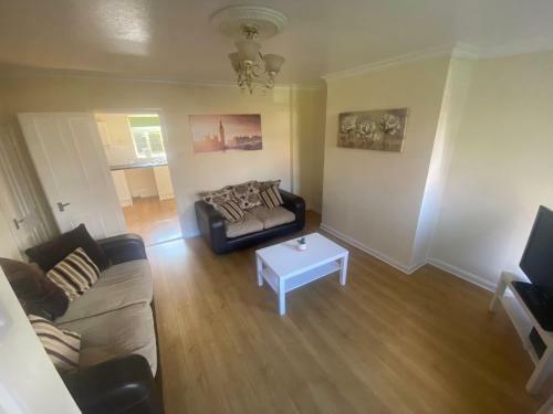 Cheerful 3 Bedroom Semi Detached House