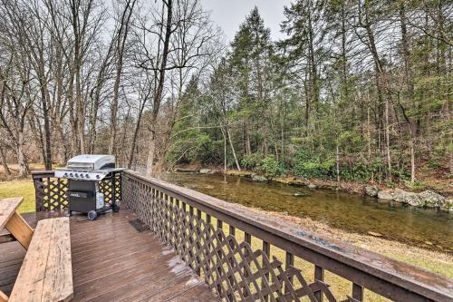 Luxe Creekside Lodge With Movie Theater And Deck!
