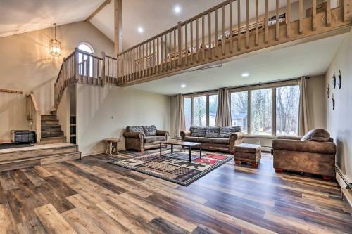 Luxe Creekside Lodge With Movie Theater And Deck!