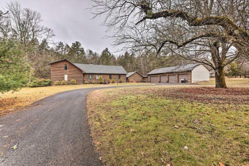 Luxe Creekside Lodge With Movie Theater And Deck!