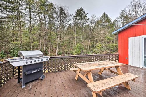 Luxe Creekside Lodge With Movie Theater And Deck!