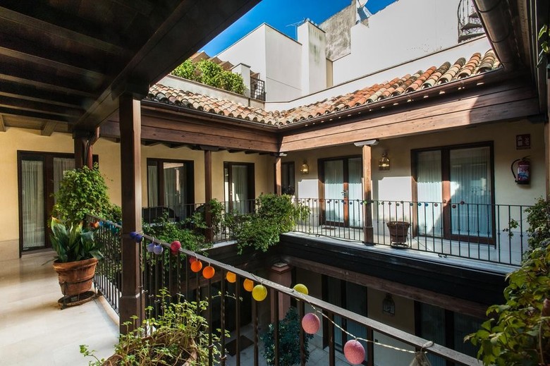 At Apartamentos & Vtv Conde De Torrej�n 10