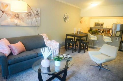 Contemporary Mid-rise Apartment By Downtown Dallas