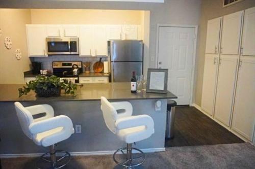 Contemporary Mid-rise Apartment By Downtown Dallas