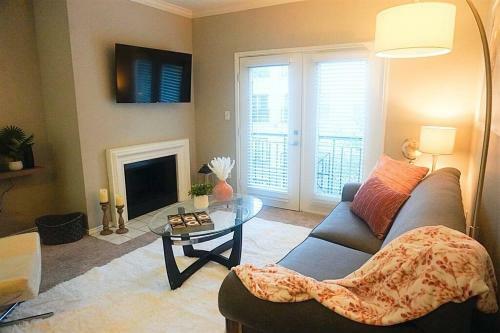Contemporary Mid-rise Apartment By Downtown Dallas
