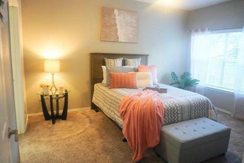 Contemporary Mid-rise Apartment By Downtown Dallas