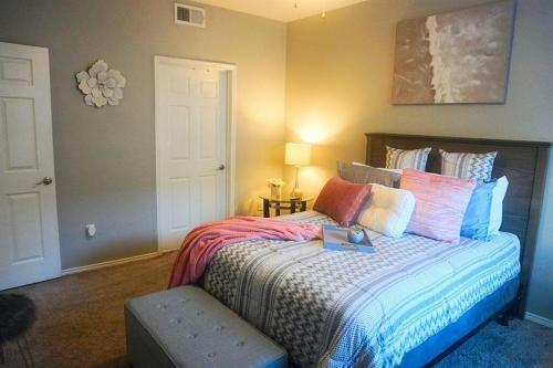 Contemporary Mid-rise Apartment By Downtown Dallas