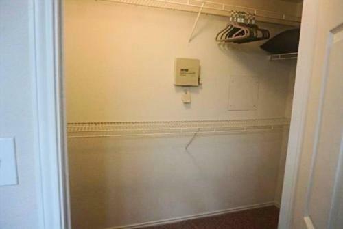 Contemporary Mid-rise Apartment By Downtown Dallas