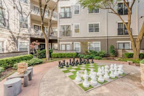 Contemporary Mid-rise Apartment By Downtown Dallas