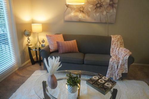 Contemporary Mid-rise Apartment By Downtown Dallas