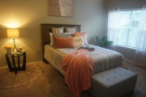 Contemporary Mid-rise Apartment By Downtown Dallas