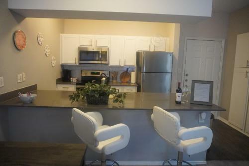 Contemporary Mid-rise Apartment By Downtown Dallas