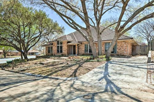 Grand Prairie Duplex Home About 5 Mi To Stadiums!