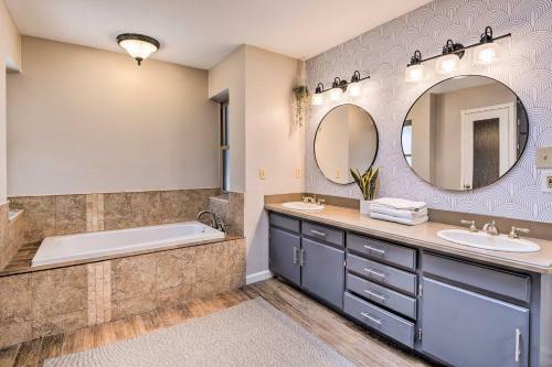 Grand Prairie Duplex Home About 5 Mi To Stadiums!