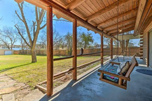Lakefront Cabin Less Than 1 Mi To Granbury Square!