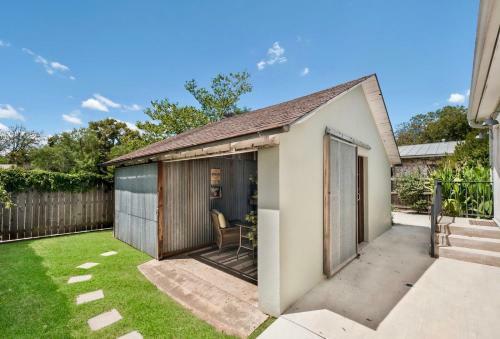 Charming Bungalow With Spa! Close To Main St!