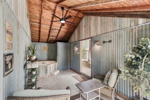 Charming Bungalow With Spa! Close To Main St!