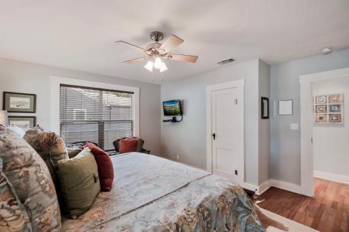 Charming Bungalow With Spa! Close To Main St!