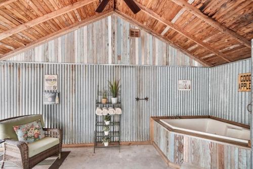 Charming Bungalow With Spa! Close To Main St!