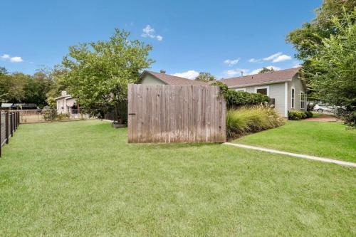 Charming Bungalow With Spa! Close To Main St!