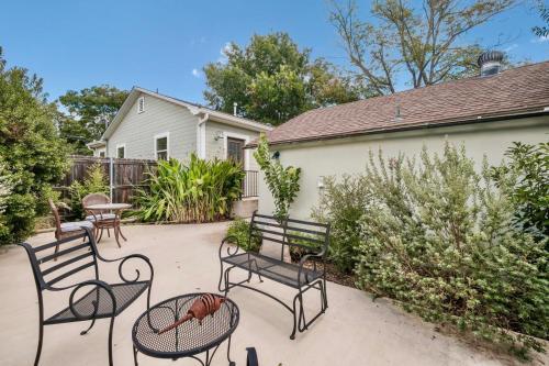 Charming Bungalow With Spa! Close To Main St!