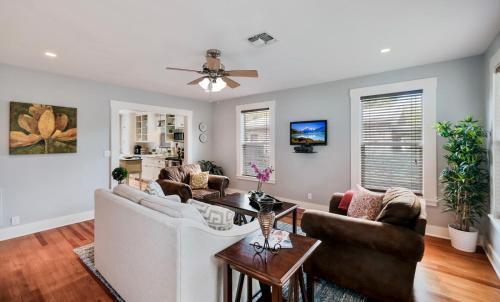 Charming Bungalow With Spa! Close To Main St!