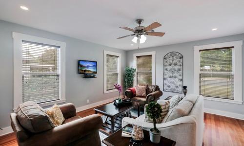 Charming Bungalow With Spa! Close To Main St!
