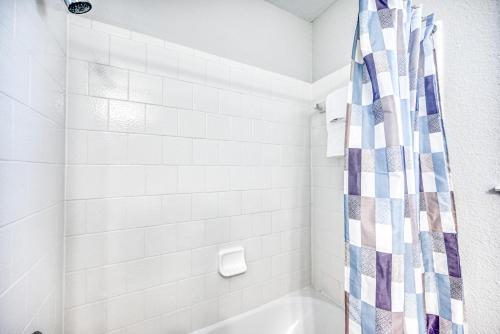 Beautiful And Well Appointed Home With Fireplace!!