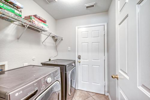 Beautiful And Well Appointed Home With Fireplace!!