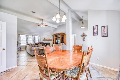 Beautiful And Well Appointed Home With Fireplace!!