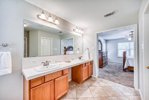 Beautiful And Well Appointed Home With Fireplace!!