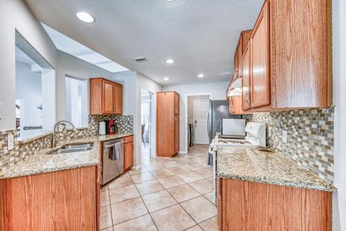 Beautiful And Well Appointed Home With Fireplace!!