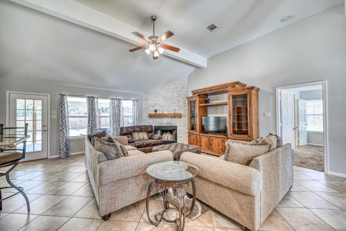 Beautiful And Well Appointed Home With Fireplace!!