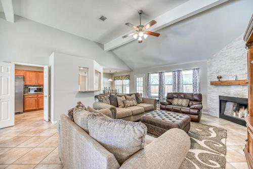 Beautiful And Well Appointed Home With Fireplace!!