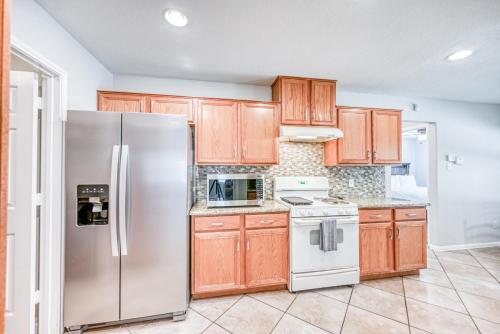 Beautiful And Well Appointed Home With Fireplace!!