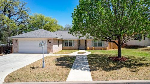Beautiful And Well Appointed Home With Fireplace!!