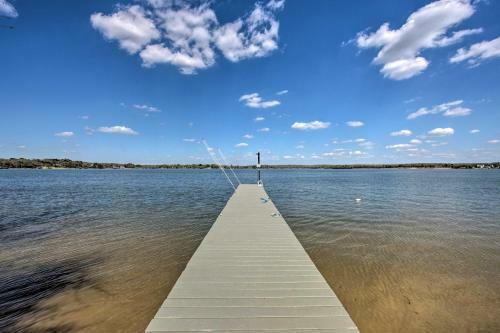 Modern Malakoff Escape With Panoramic Lake View