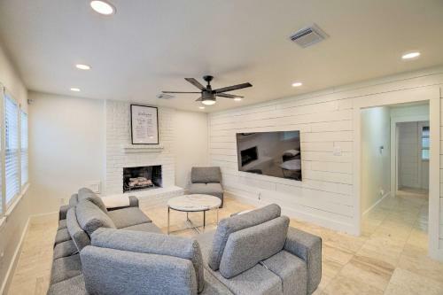 Modern House With Fireplace, Walk To Fishing!